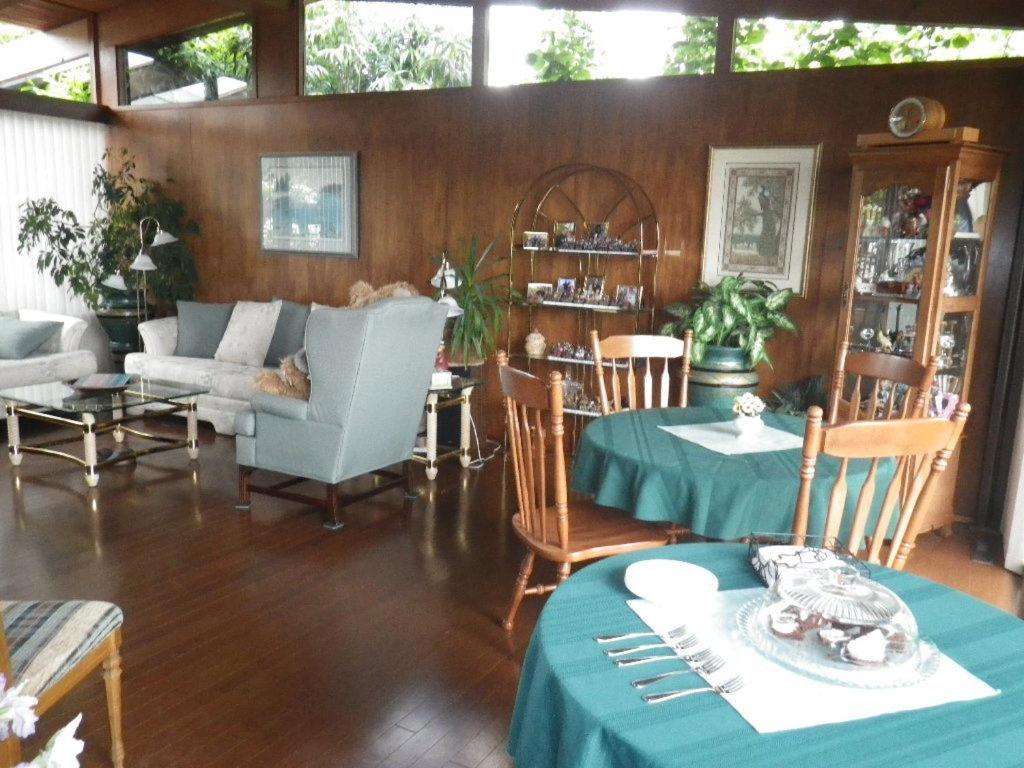 Beach Estates Inn Bed And Breakfast Нанаймо Экстерьер фото